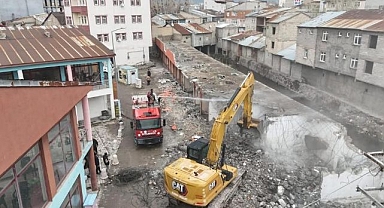 Riskli yapılar birer birer yıkılıyor