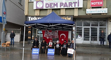 Sağanak altında evlat nöbeti