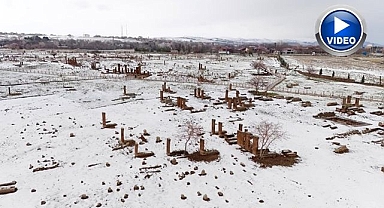 Selçuklu Meydan Mezarlığı beyaza büründü