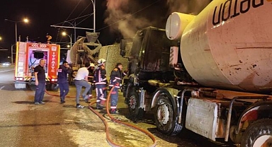 Seyir halindeki beton mikseri alev aldı