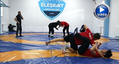 Sporcu genç Asrın Güreşçisi'ni örnek alıyor