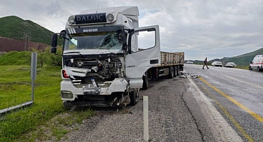 Tır ile minibüs çarpıştı: 1 ölü, 2 yaralı