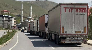 Türkiye-İran sınırında 2 kilometrelik tır kuyruğu