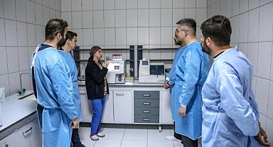 Üniversite öğrencileri yerinde görüp öğreniyor