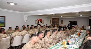 Vali, askerlerle bir araya geldi