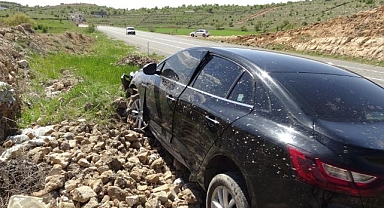 Virajı alamayan otomobil yoldan çıktı
