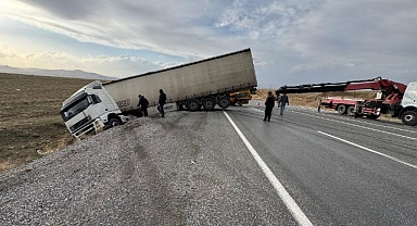 Virajı alamayan tır şarampole yuvarlandı