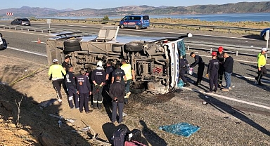 Yolcu midibüsü karşı şeride geçerek yan yattı: 25 yaralı