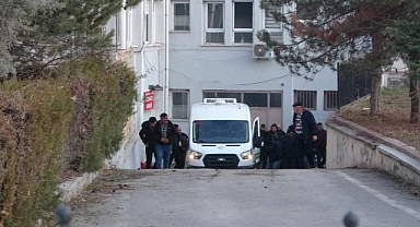 Yolun karşısına geçerken can verdi!