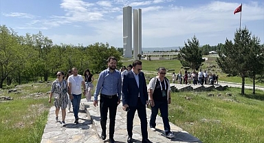 13 ülkeden gelen gençlerden tarih turu
