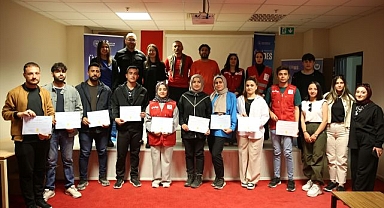 25 üniversite öğrencisine paraşüt eğitimi verildi