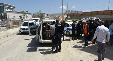 40 işçi taş ve sopalarla birbirine girdi