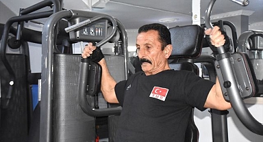 74 yaşındaki adam, düzenli yaptığı sporla zinde kalıyor