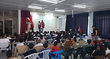 Akran zorbalığını anlatmak için sahneye çıktılar