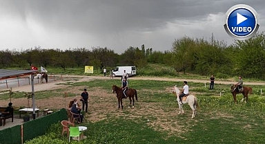 Atlı terapi ile rehabilite oluyorlar
