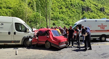 Bir kaza da Şenkaya'da... Araç hurdaya döndü