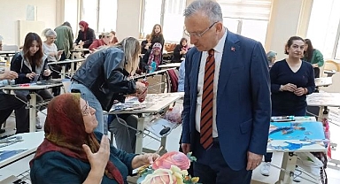 Çiçeği burnunda öğrenciler el sanatları atölyesinde