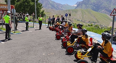 Çocuklara go-kart araçlarıyla trafik dersi