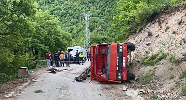 Devrilen iş makinesinde can verdi
