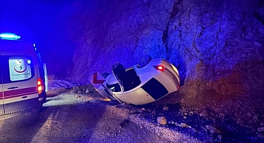 Devrilen otomobilden sağ kurtuldular