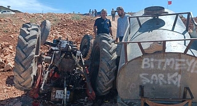 Devrilen traktörün altında kaldı