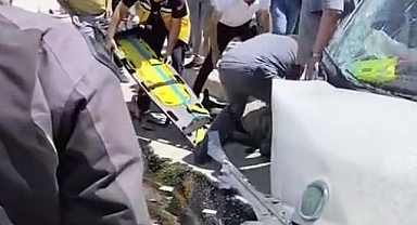 Direksiyon hakimiyetini kaybedip duvara çarptı