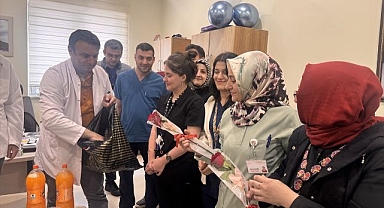 Doktor ve hasta yakınları Hemşireler Haftası'nı kutladı