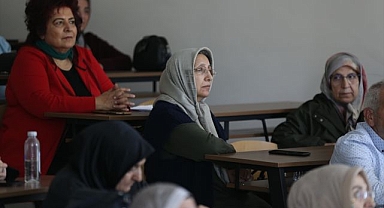 Erzurum'da 60 yaş üstü vatandaşlar üniversite sıralarında