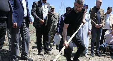 Erzurum'da AK Parti'den eş zamanlı fidan dikimi