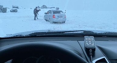 Erzurum'da araçlar karlı yolda kaldı, offroadçular yardıma koştu