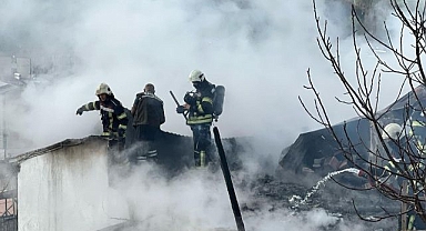 Erzurum'da korkutan çatı yangını