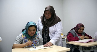 Erzurum'da Kur'an öğrenen down sendromlu Elif ve Fatma hatim indirdi