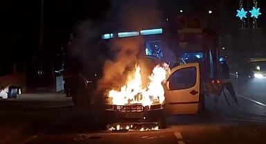 Erzurum'da seyir halindeki araç alevlere teslim oldu