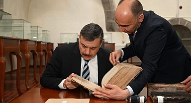 Erzurum Yazma Eser Kütüphanesi tarihe ışık tutuyor