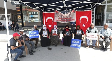 Evlatlarına kavuşmak için bekliyorlar