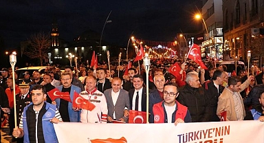 Fener alayı yürüyüşü renkli görüntüler oluşturdu