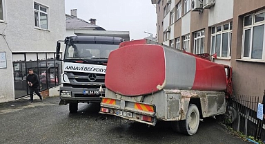 Freni boşalan tanker kaymakamlık binasına çarptı!