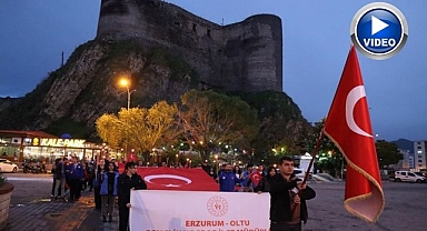 Gençler meşalelerle yürüdü