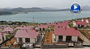 Göl manzaralı deprem konutları