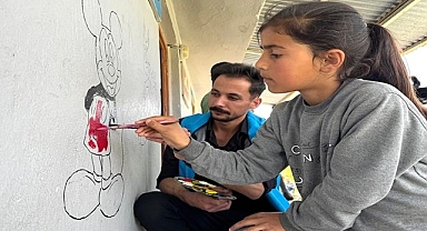 Gönüllü gençler okullara mutluluk götürdü