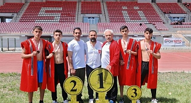 Güreşçilerden gururlandıran derece