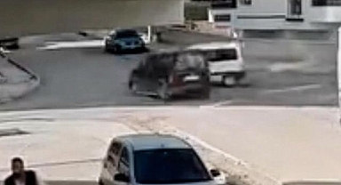 Hafif ticari araçlar çarpıştı