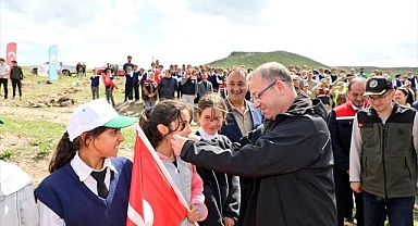 Her ilçeye örnek meyve bahçesi 