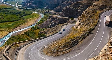 Heyelan nedeniyle Erzurum-Artvin yolu kapandı