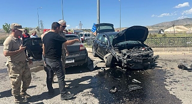 İki otomobil birbirine girdi: 1'i ağır 4 yaralı