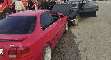 İki otomobil kafa kafaya çarpıştı
