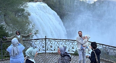 Tortum Şelalesi ilkbaharda coştu