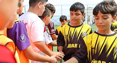 İlkokulları arası futbol turnuvası büyük ilgi gördü