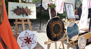Kadınlar atık malzemeleri sanata dönüştürdü