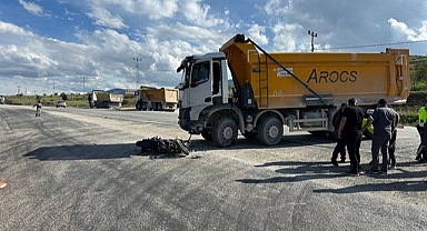 Kamyon motosiklete çarptı
